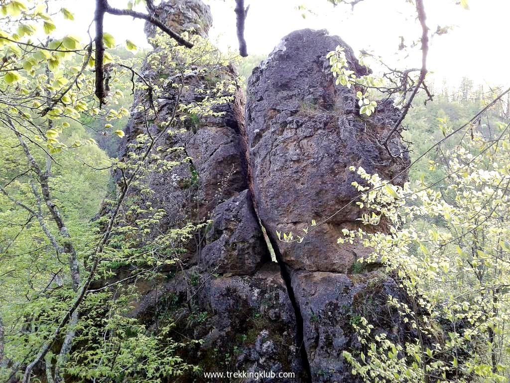 A szikla mellett Kőember - Felsőkomána