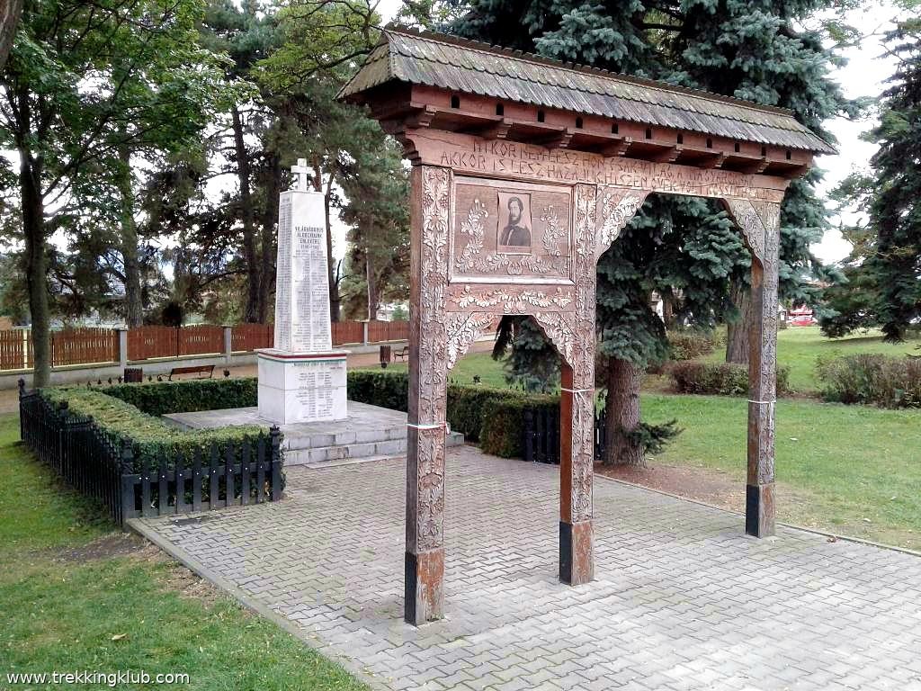 Emlékmű székelykapuval Kossuth Lajos-park - Ditró