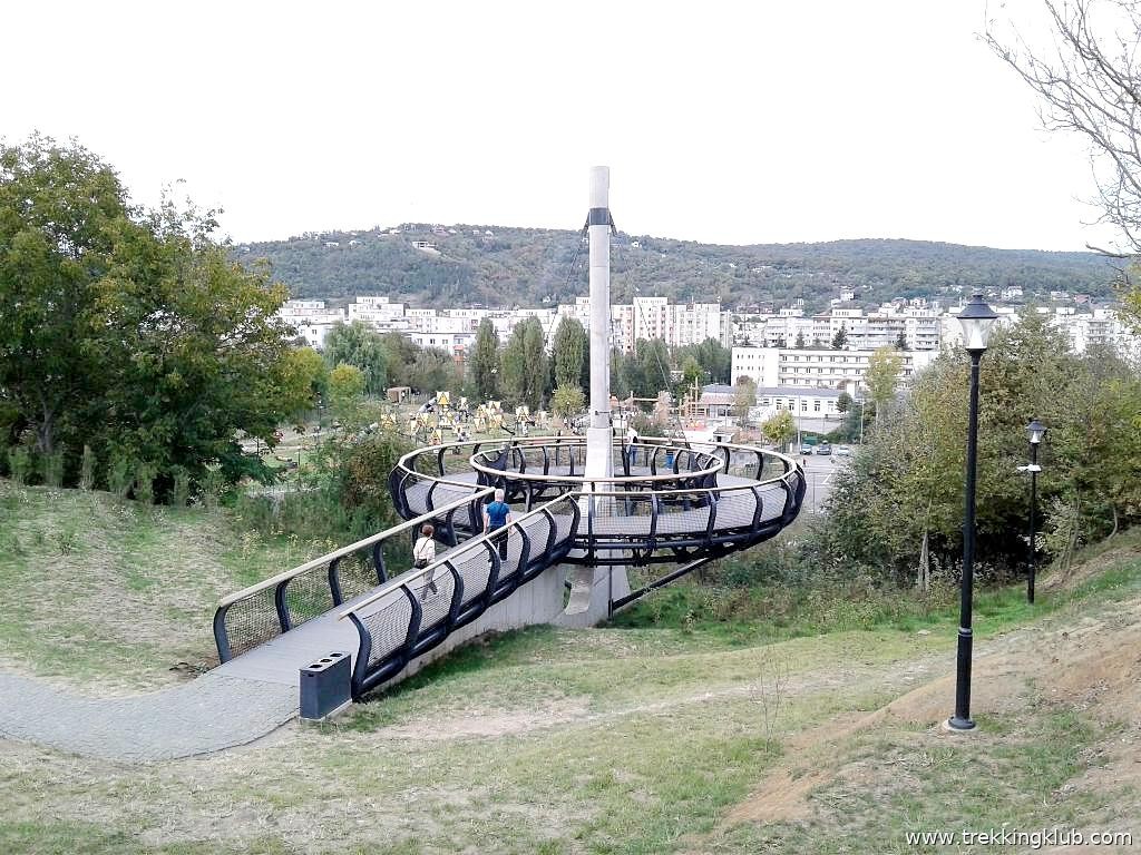 Felfüggesztett járda panorámás kilátással Cserealja Zöld Park - Marosvásárhely