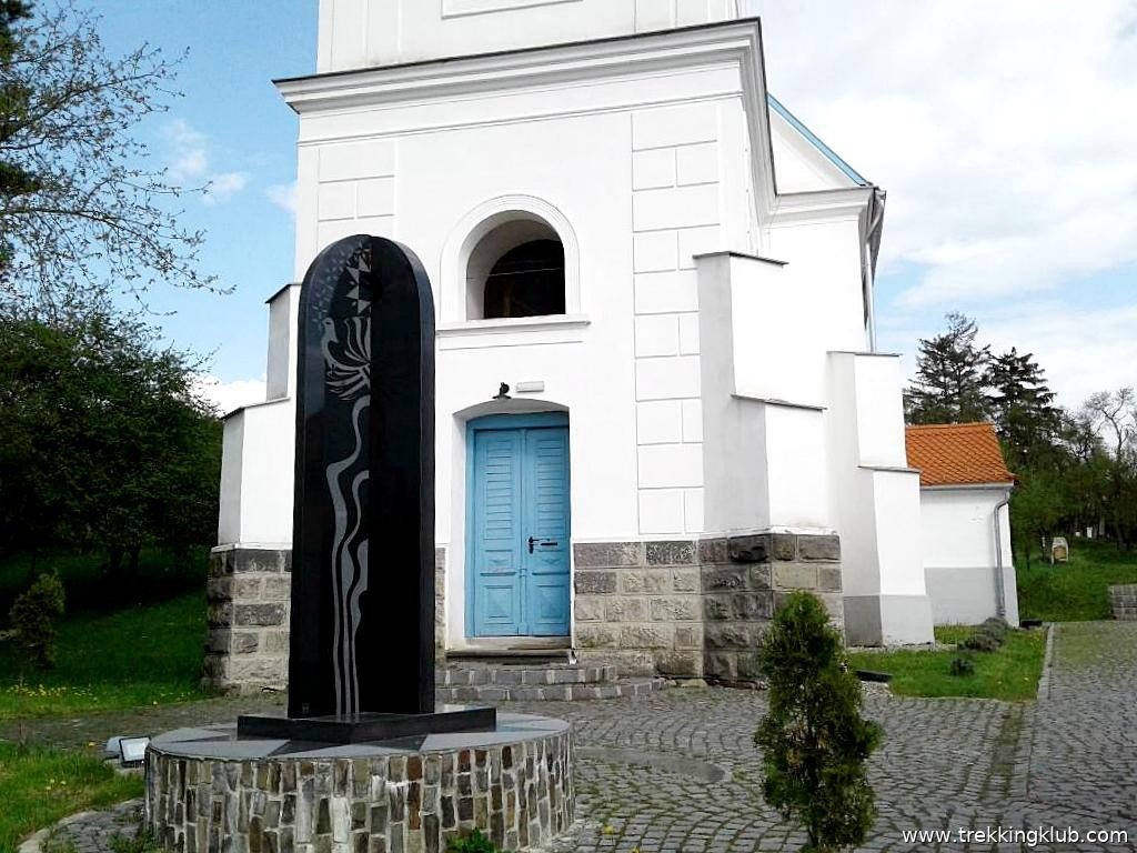 Műalkotás a templomtorony előtt Unitárius templom - Városfalva