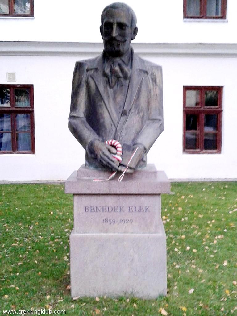 A nagy székely mesemondó szobra Benedek Elek szobra a Református Kollégium előtt - Székelyudvarhely