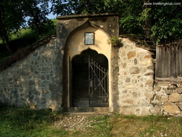 A bejárati kapu Szebenkákova
