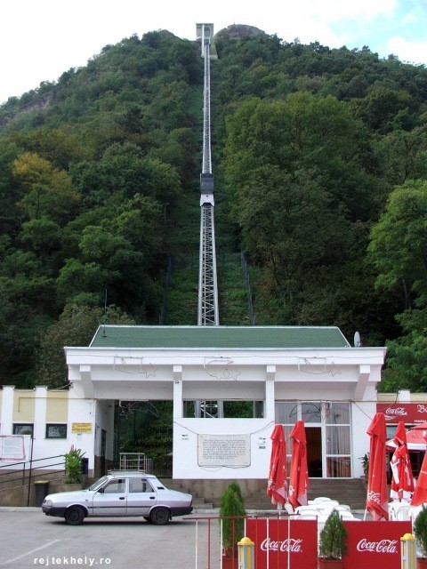 A sikló előtti parkoló Dévai várrom