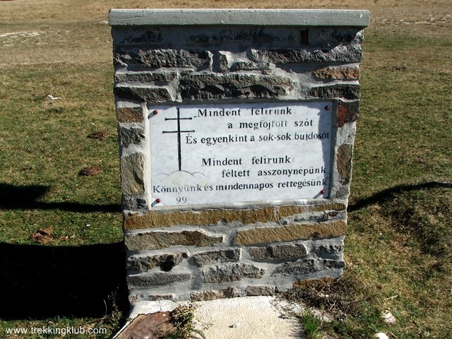 Minden felirunk ... a megfojtott szót. És egyenkint a sok-sok bujdosót. Mindent felirunk: féltett asszonynépünk, Könnyünk és mindennapos rettegésünk. Papláz - Lövéte