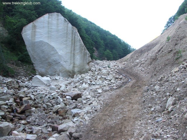 Velnica kőbánya vízesései