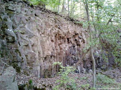 Faragott kő bazaltfal