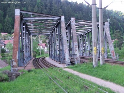 A vasúti híd alatt