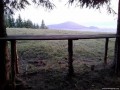 Az asztal mögül
