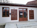 Székely Nagygyűlés - Agyagfalva Az emlékház bejárata Agyagfalva Székely Nemzetgyűlés emlékmű