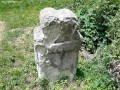 Porladt sírkő Székelyzsombor temető