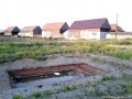 Csűrök a háttérben Gyergyóremete borvíz forrás