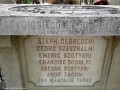 Hét név a kőasztal egyik oldalán Diákemlékmű Nagyenyed Kápolnadomb Sétatér