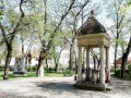 Diákemlékmű - Nagyenyed Négyszögletes kupola négy kerek oszlopon Diákemlékmű Nagyenyed Kápolnadomb Sétatér