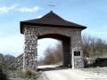 Szent Geláz-forrás - Fenyősremete A kolostor külső kőkapuja Fenyősremete Szent Geláz forrás Opázs domb