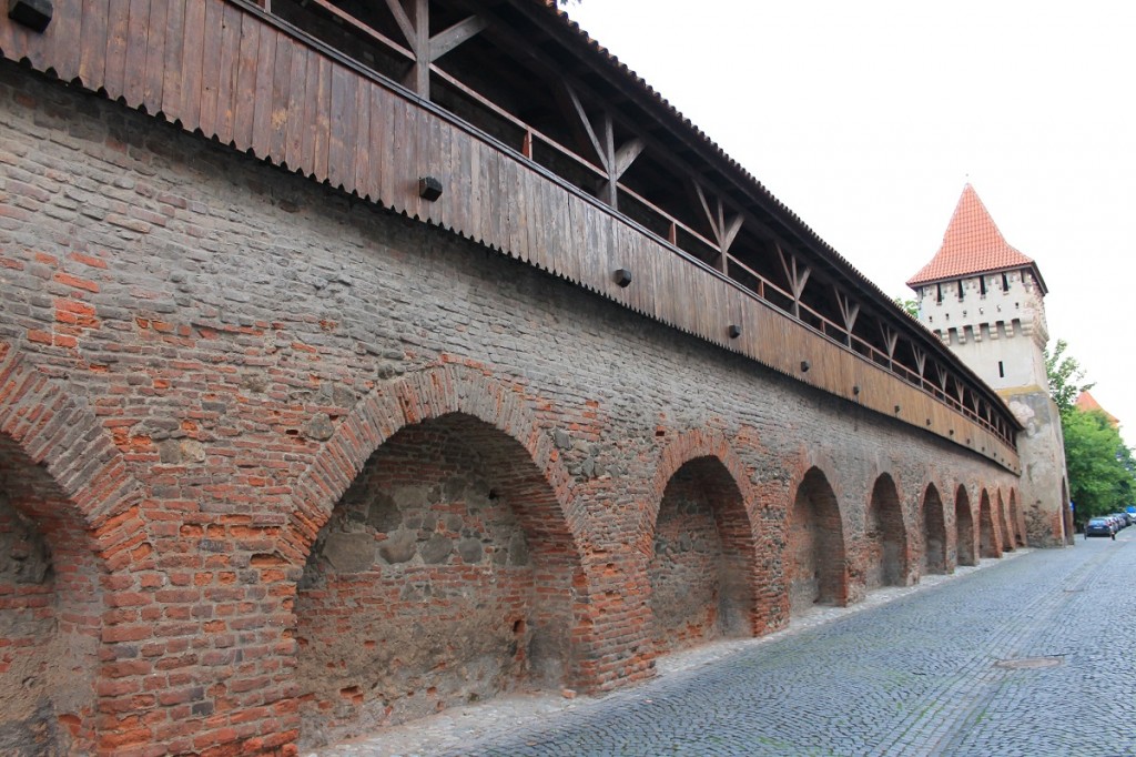 Falrészlet A várost övező erődítményrendszer fennmaradt szakasza. Nagyszeben falai