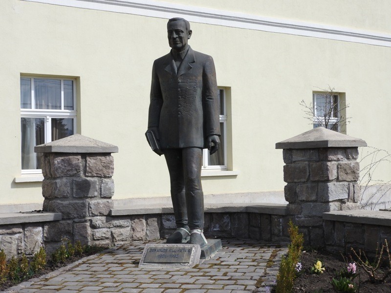 Domokos Pál Péter szobra Domokos Pál Péter egész alakos szobra Domokos Pál Péter szobor - Csíksomlyó