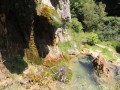 Középen egy kis kőszirt Ménes-völgye vízesés